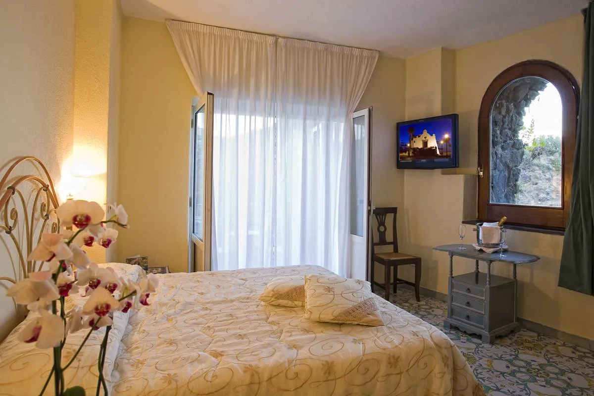Hotel Delfini Ischia — Ischia Porto - Ponte